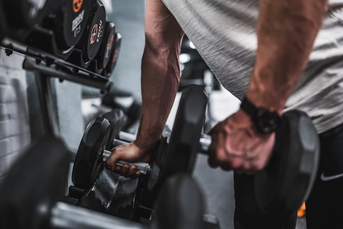 Grup de oameni la o clasă de fitness